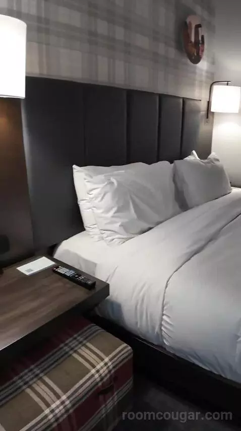 King Room (#713) bed picture #11