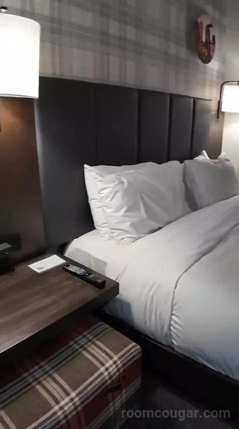 King Room (#713) bed picture #12