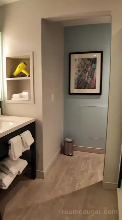 King Room (#713) bathroom picture #2