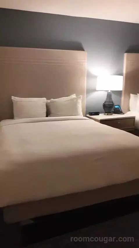 Queen Room with Two Queen Beds and Garden View - Hearing Accessible (#417) bed picture #4