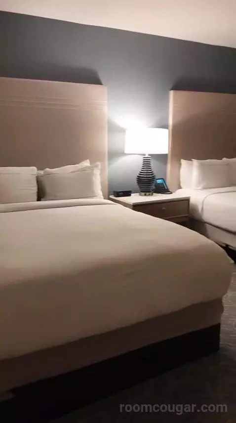 Queen Room with Two Queen Beds and Garden View - Hearing Accessible (#417) bed picture #6