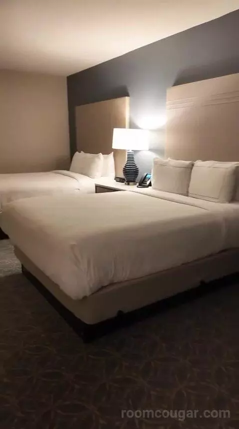 Queen Room with Two Queen Beds and Garden View - Hearing Accessible (#417) bed picture #7
