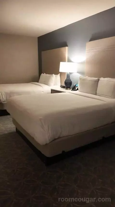Queen Room with Two Queen Beds and Garden View - Hearing Accessible (#417) bed picture #8