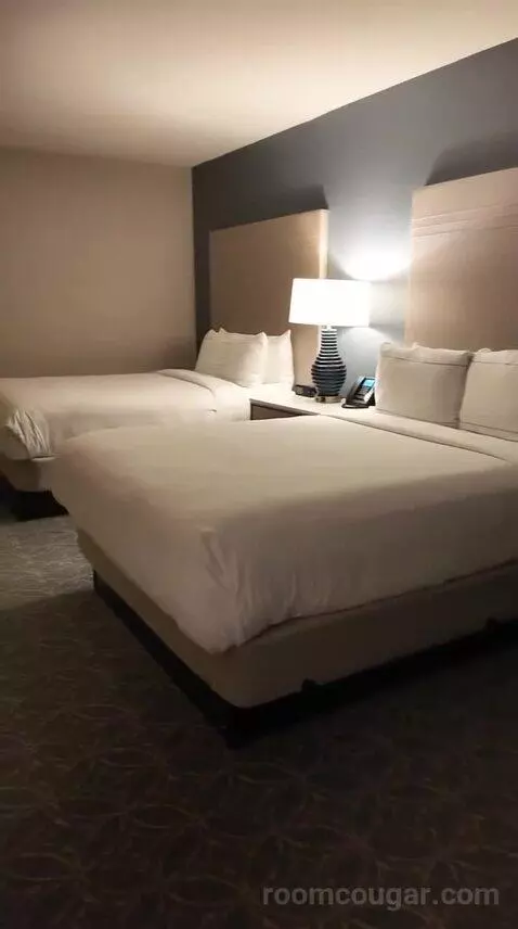 Queen Room with Two Queen Beds and Garden View - Hearing Accessible (#417) bed picture #9