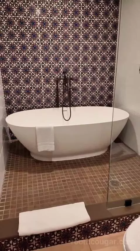 Queen Room with Two Queen Beds with View (#1241) bathroom picture #12