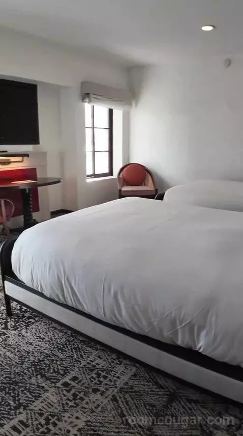 Queen Room with Two Queen Beds (#1121) bed picture #3