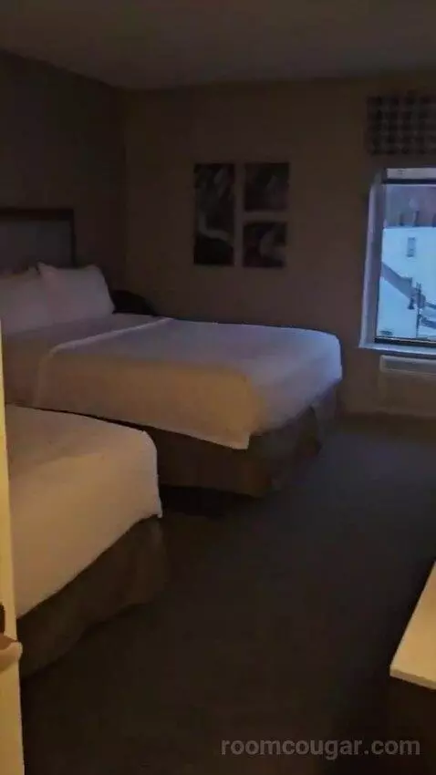 Queen Room with Two Queen Beds (#409) bed picture #3