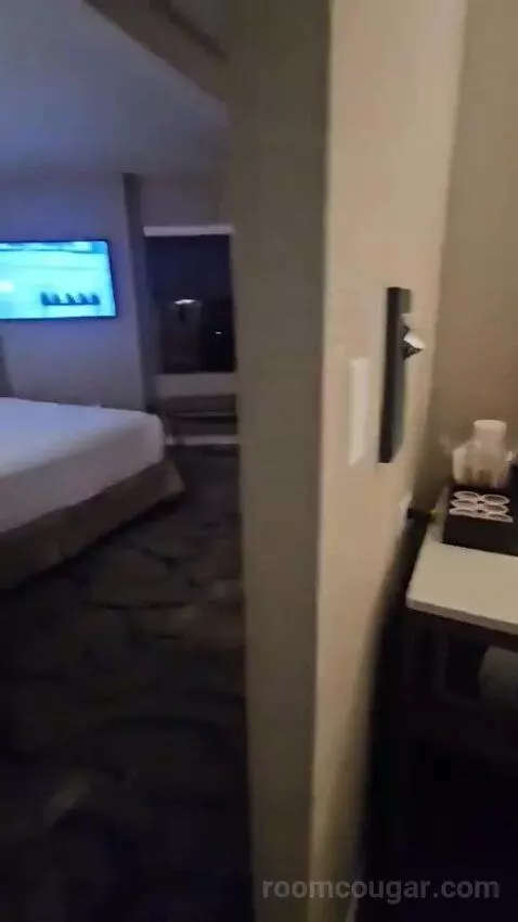 Corner Suite with Marina View (#1701) bed picture #3