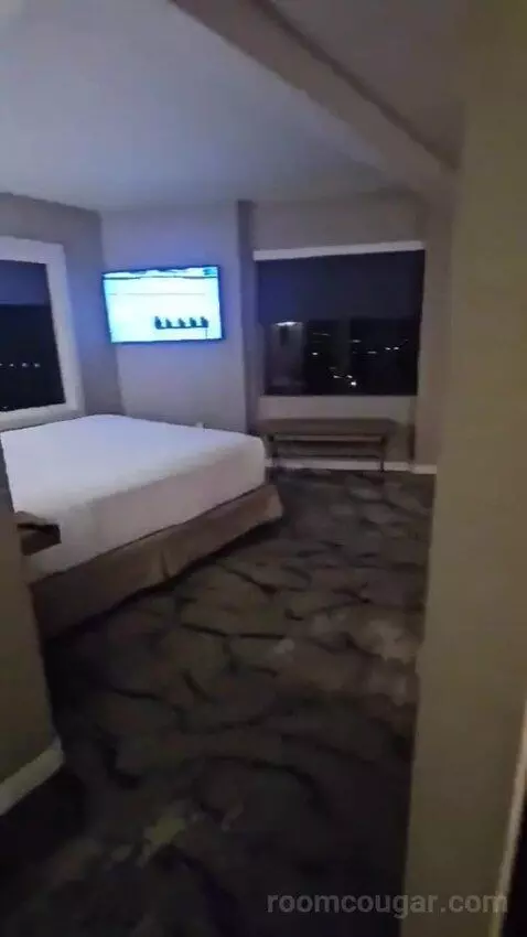Corner Suite with Marina View (#1701) bed picture #6