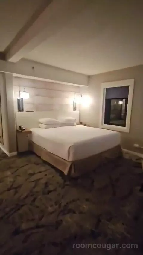 Corner Suite with Marina View (#1701) bed picture #8