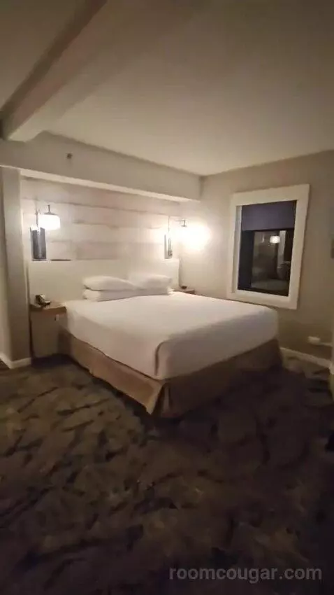 Corner Suite with Marina View (#1701) bed picture #9