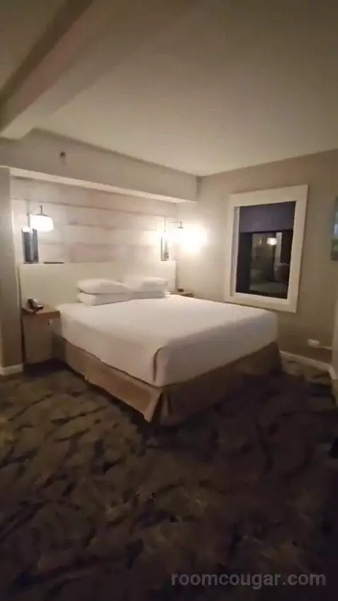 Corner Suite with Marina View (#1701) bed picture #10