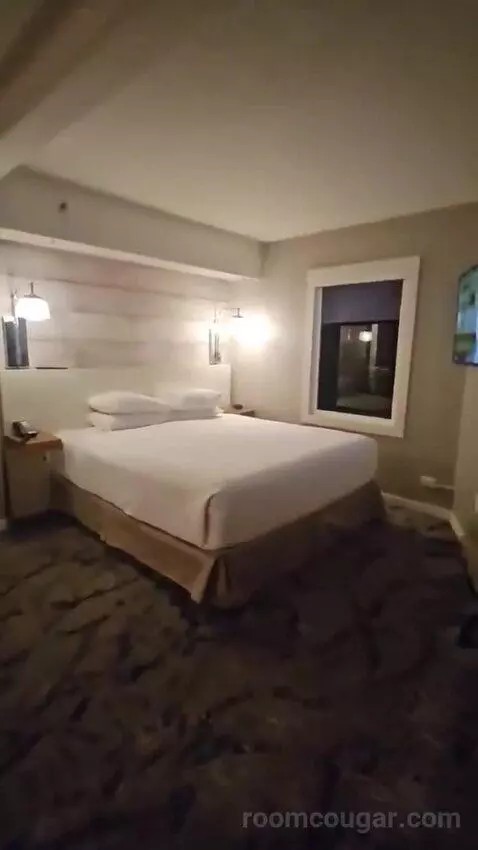 Corner Suite with Marina View (#1701) bed picture #12