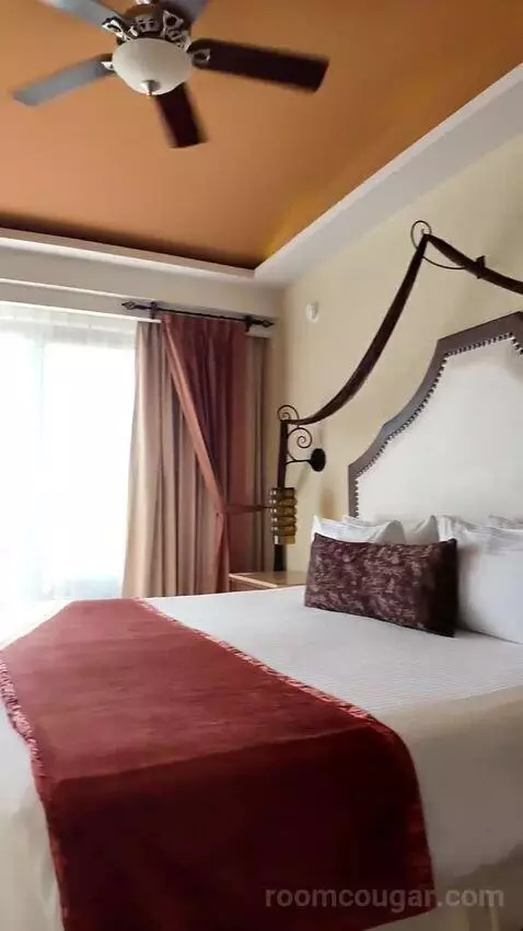 Preferred Club Junior Suite with Ocean View (#6412) bed picture #5