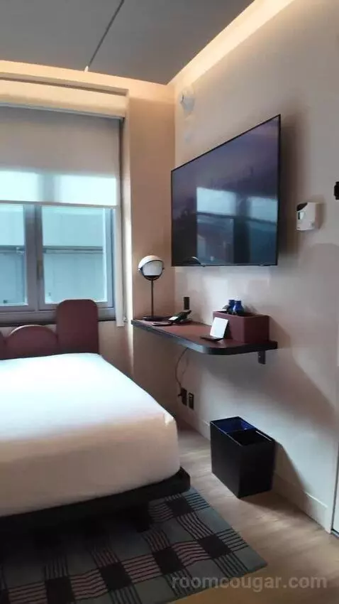 Queen Room with City View (#1526) bed picture #4