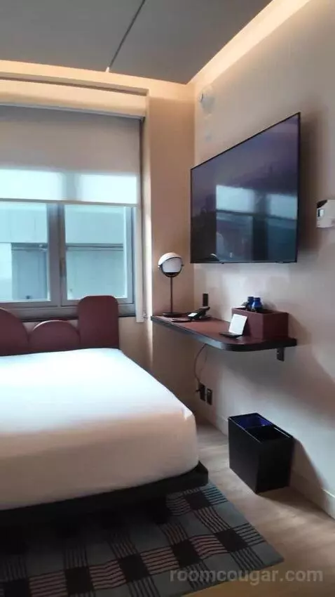 Queen Room with City View (#1526) bed picture #5
