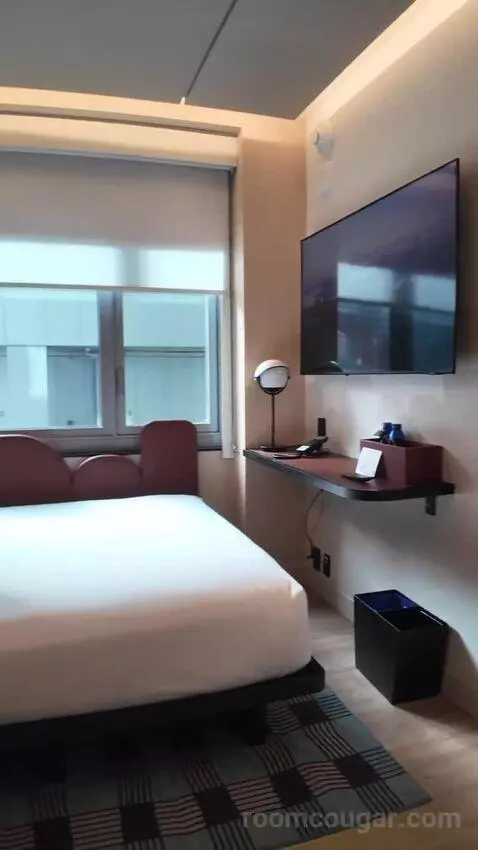 Queen Room with City View (#1526) bed picture #6