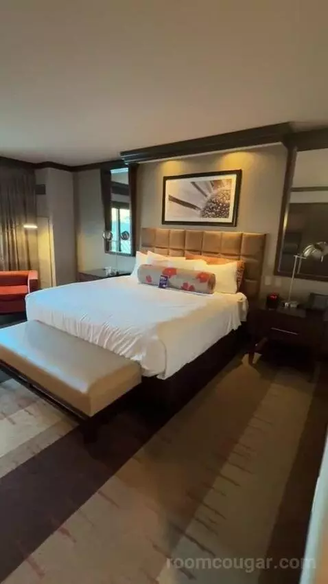 Resort Tower Room (#8008) bed picture #3