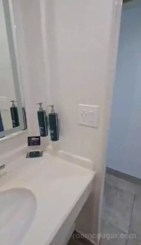 Standard 2 Queen (#5409) bathroom picture #9