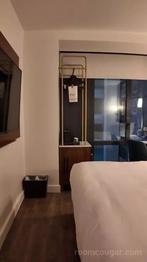 King Room with City View (#404) bed picture #2
