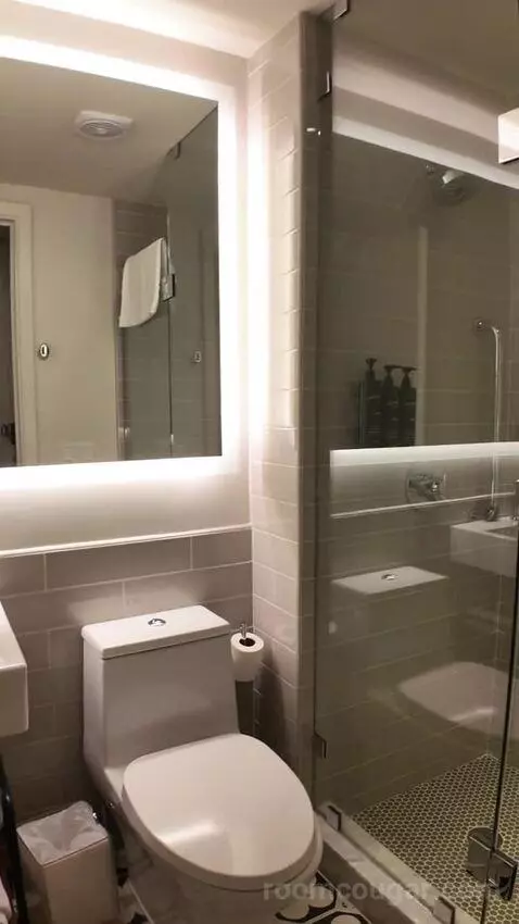 King Room with City View (#404) bathroom picture #1