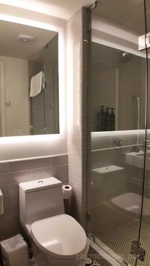 King Room with City View (#404) bathroom picture #2