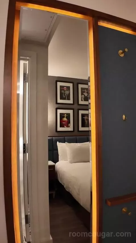 King Room with City View (#404) bed picture #3