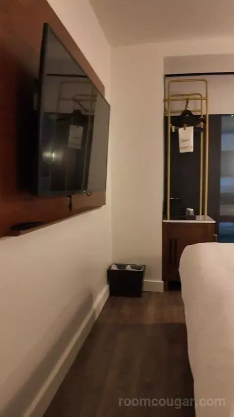 King Room with City View (#404) bed picture #5