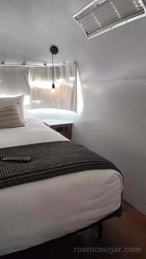 Airstream Suite (#149) bed picture #1