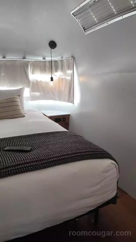 Airstream Suite (#149) bed picture #2
