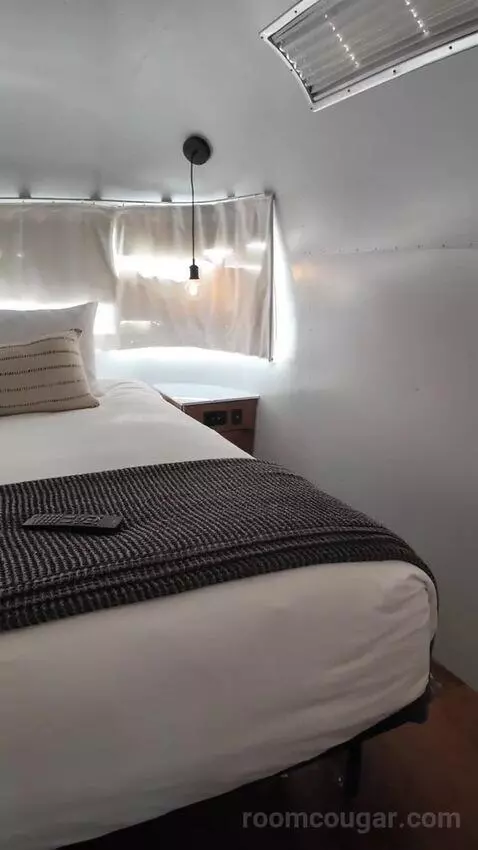 Airstream Suite (#149) bed picture #3
