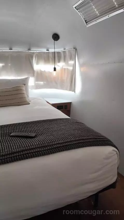 Airstream Suite (#149) bed picture #4