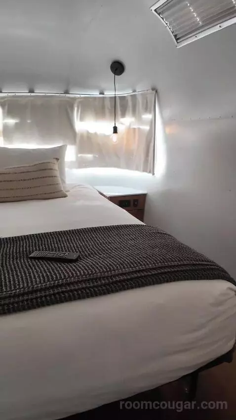 Airstream Suite (#149) bed picture #5