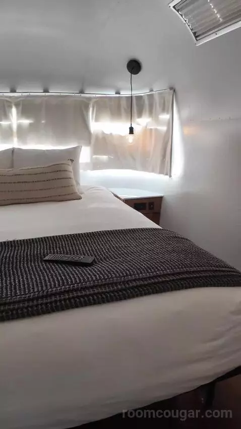 Airstream Suite (#149) bed picture #6