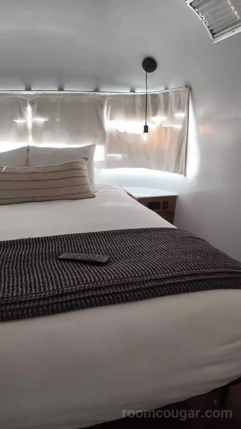 Airstream Suite (#149) bed picture #7