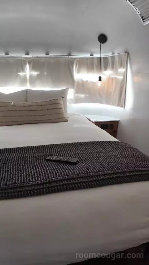 Airstream Suite (#149) bed picture #8