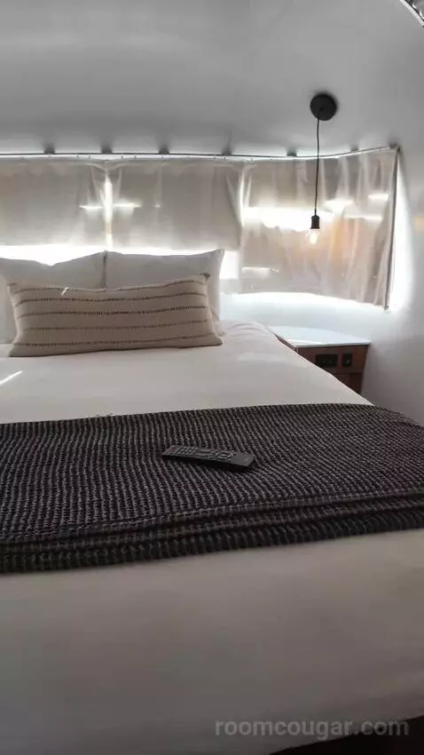 Airstream Suite (#149) bed picture #9
