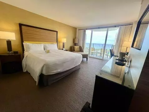 Hilton Waikiki Beach Deluxe King Room with Ocean View review by bevandryan