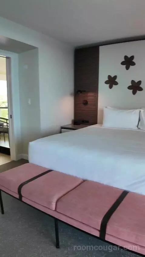 Suite with Ocean View (#980) bed picture #9