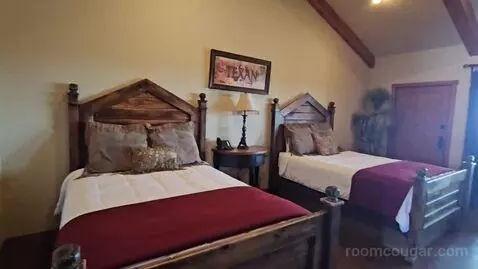#11 Fort Belknap - Cabin Suite with Two Queen Beds (#11) bed picture #1