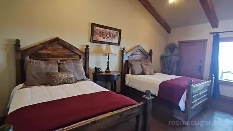 #11 Fort Belknap - Cabin Suite with Two Queen Beds (#11) bed picture #3