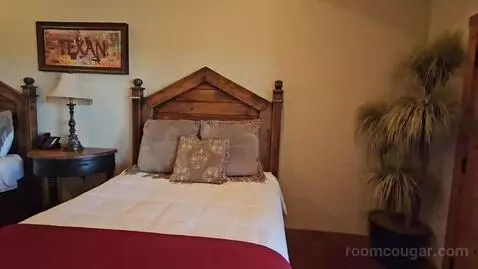 #11 Fort Belknap - Cabin Suite with Two Queen Beds (#11) bed picture #7