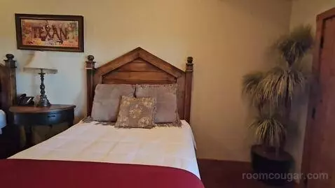 #11 Fort Belknap - Cabin Suite with Two Queen Beds (#11) bed picture #8