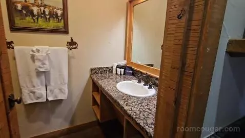 #11 Fort Belknap - Cabin Suite with Two Queen Beds (#11) bathroom picture #1