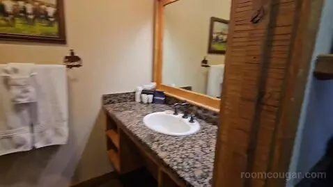 #11 Fort Belknap - Cabin Suite with Two Queen Beds (#11) bathroom picture #3