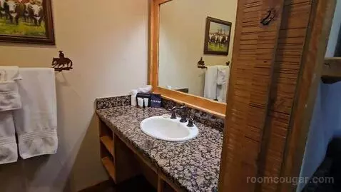 #11 Fort Belknap - Cabin Suite with Two Queen Beds (#11) bathroom picture #4