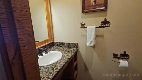 #11 Fort Belknap - Cabin Suite with Two Queen Beds (#11) bathroom picture #10