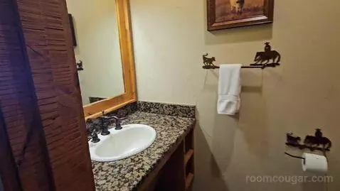 #11 Fort Belknap - Cabin Suite with Two Queen Beds (#11) bathroom picture #11