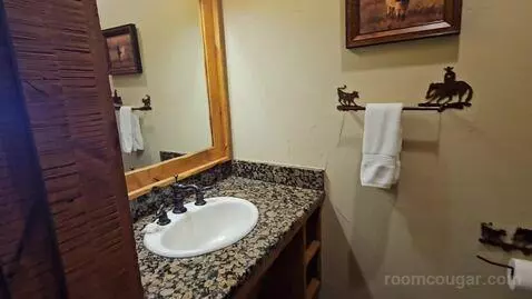 #11 Fort Belknap - Cabin Suite with Two Queen Beds (#11) bathroom picture #12