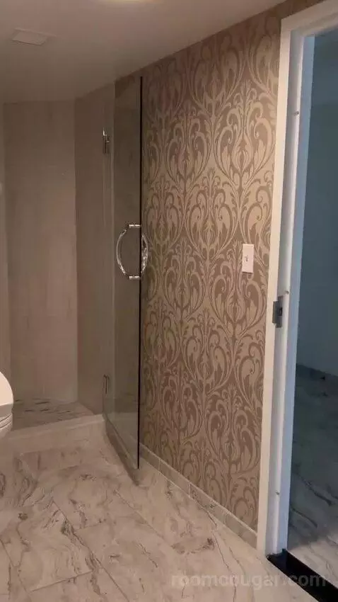 Calais Suite bathroom picture #2